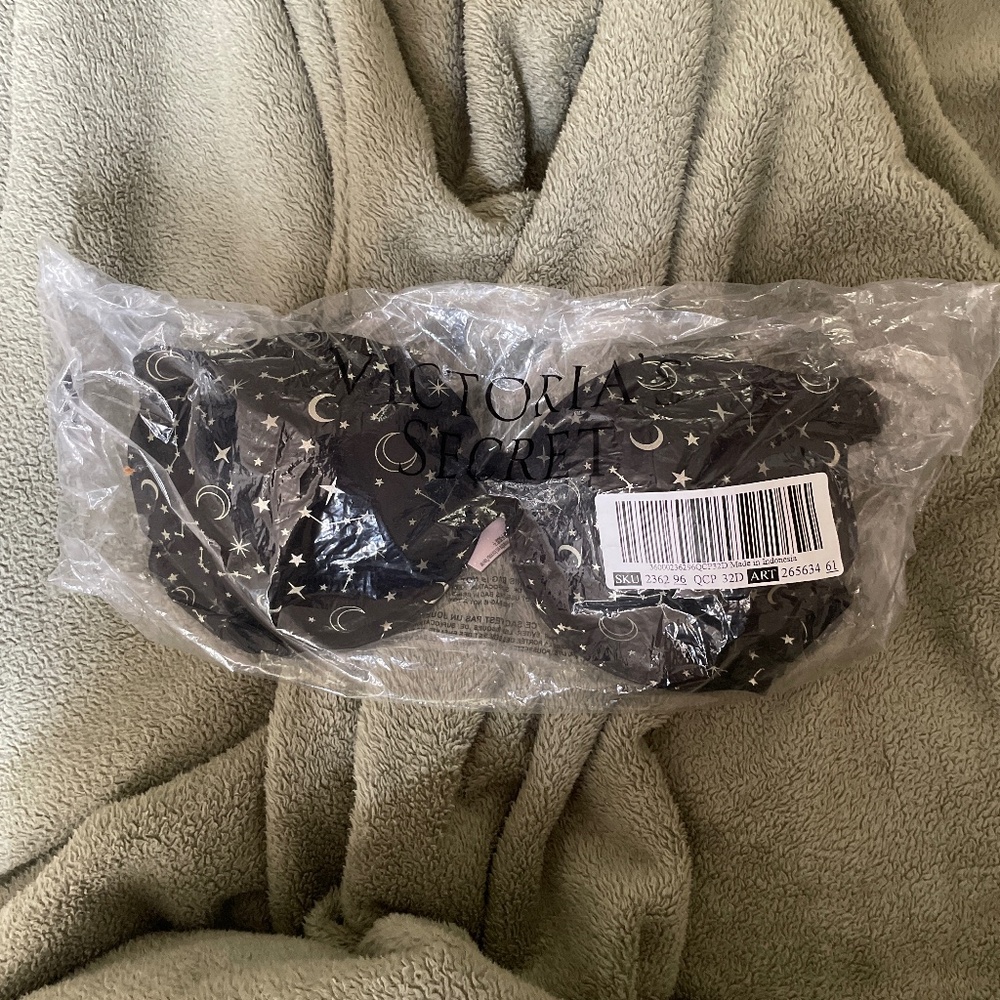 Victoria’s Secret Push Up Bra (32D) - BNWT